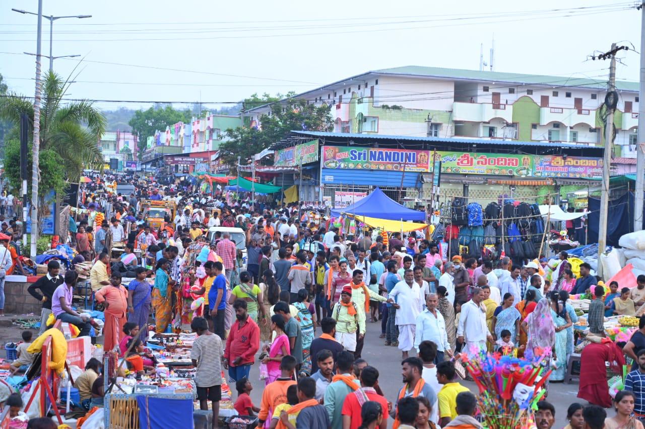 ఈ క్రమంలో స్వామివారి గర్భాలయ స్పర్శ దర్శనాలు నిలిపివేసి.. భక్తులందరికీ అలంకార దర్శనాలు కల్పించనున్నట్లు ఈవో తెలిపారు. 