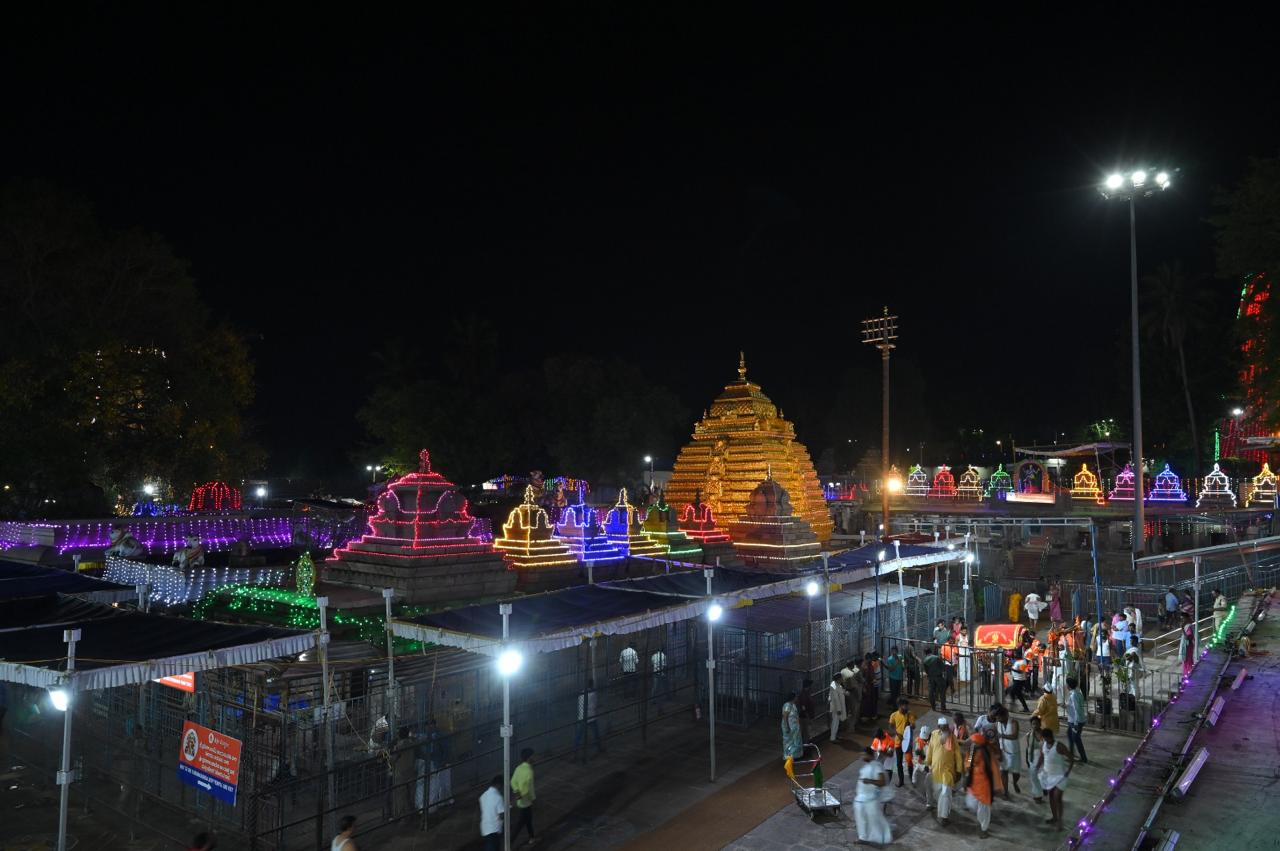మరో వైపు ఆలయానికి కన్నడ భక్తుల తాకిడి పెరిగింది. 
