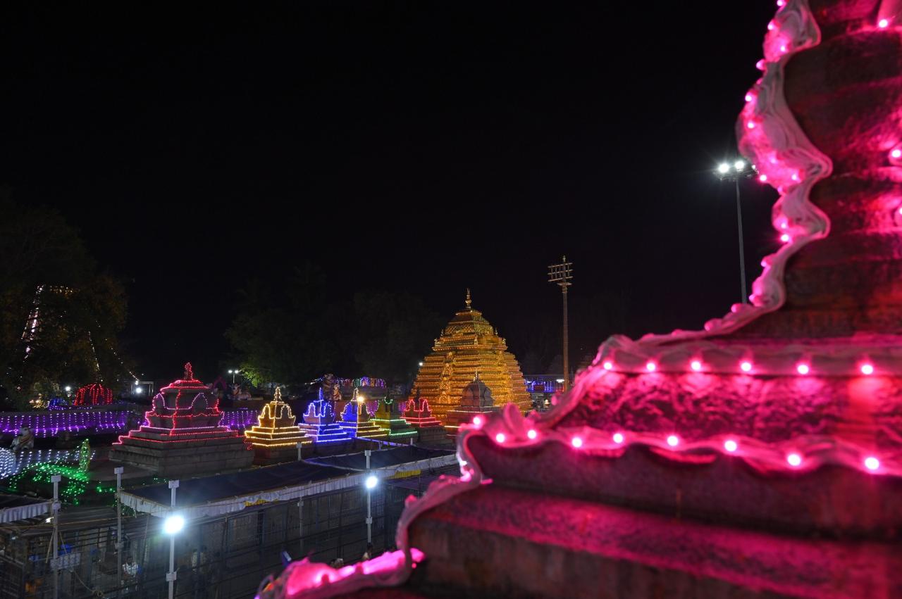 ఉగాది మహోత్సవాల్లో మల్లన్నను దర్శించుకునేందుకు వందల కిలోమీటర్ల దూర ప్రాంతాల నుంచి కాలినడకన  శ్రీశైల క్షేత్రానికి చేరుకుని మెక్కులు తీర్చుకోవడం ఆనవాయితీగా వస్తున్నది. 