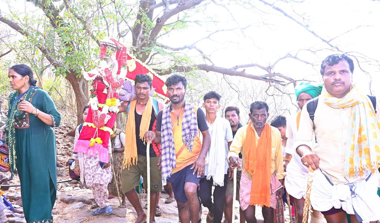 ఉత్సవాలకు ముందే పెద్ద ఎత్తున భక్తులు వస్తుండడంతో.. ఉగాది ఉత్సవాలు మొదలైతే రద్దీ ఇంకా ఎలా ఉంటుందోనని పలువురు అభిప్రాయం వ్యక్తం చేస్తున్నారు.  