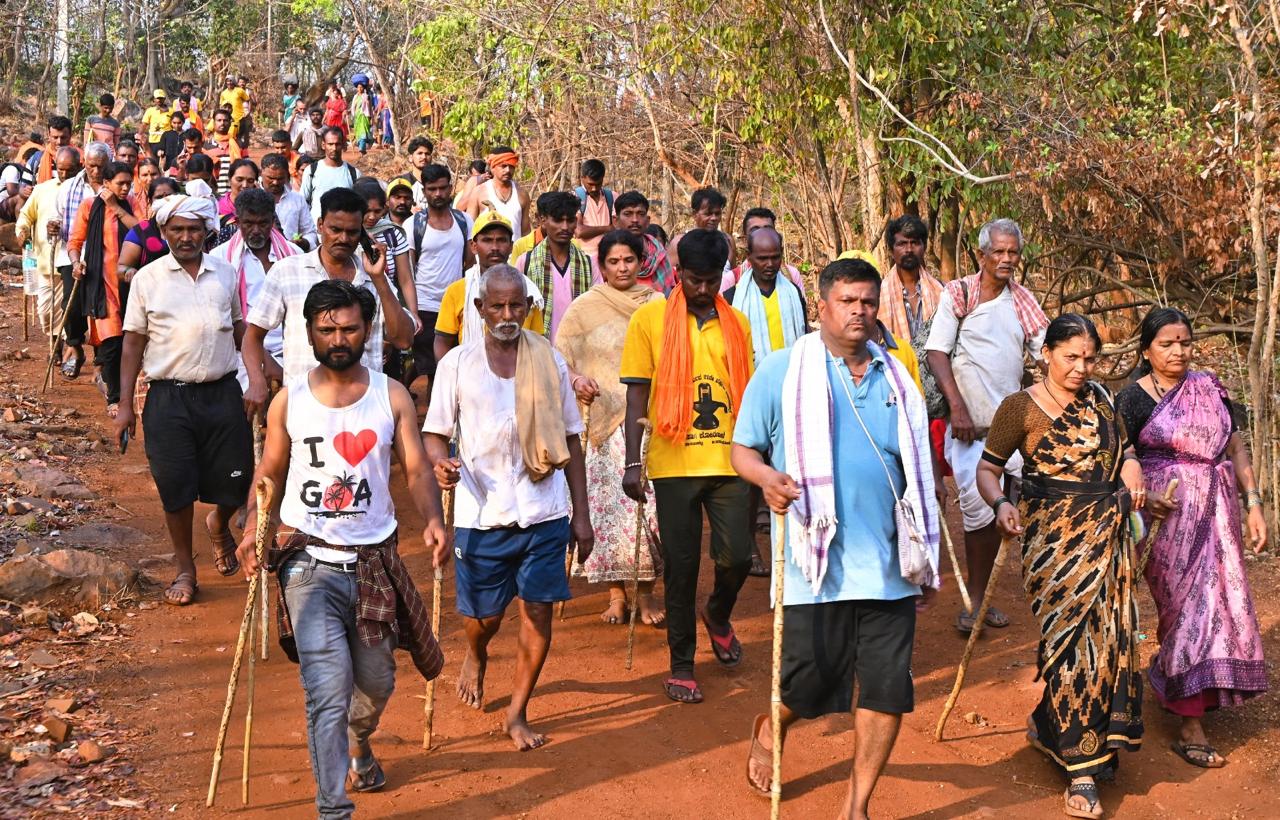 వేలాది సంఖ్యలో భక్తులు ఎండలను సైతం లెక్క చేయకుండా కాలినడకన ఆలయానికి చేరుతున్నారు. 