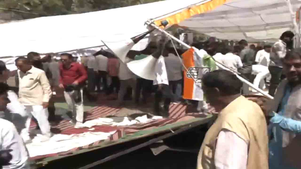 stage collapse  | కూలిన నిరసన కార్యక్రమం వేదిక.. కాంగ్రెస్ నేతలు, కార్యకర్తలకు గాయాలు