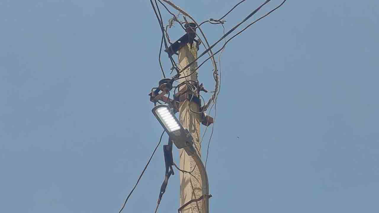 Street Lights | పట్టించుకునేవారే లేరు.. పట్టపగలే వెలుగుతున్న వీధిలైట్లు