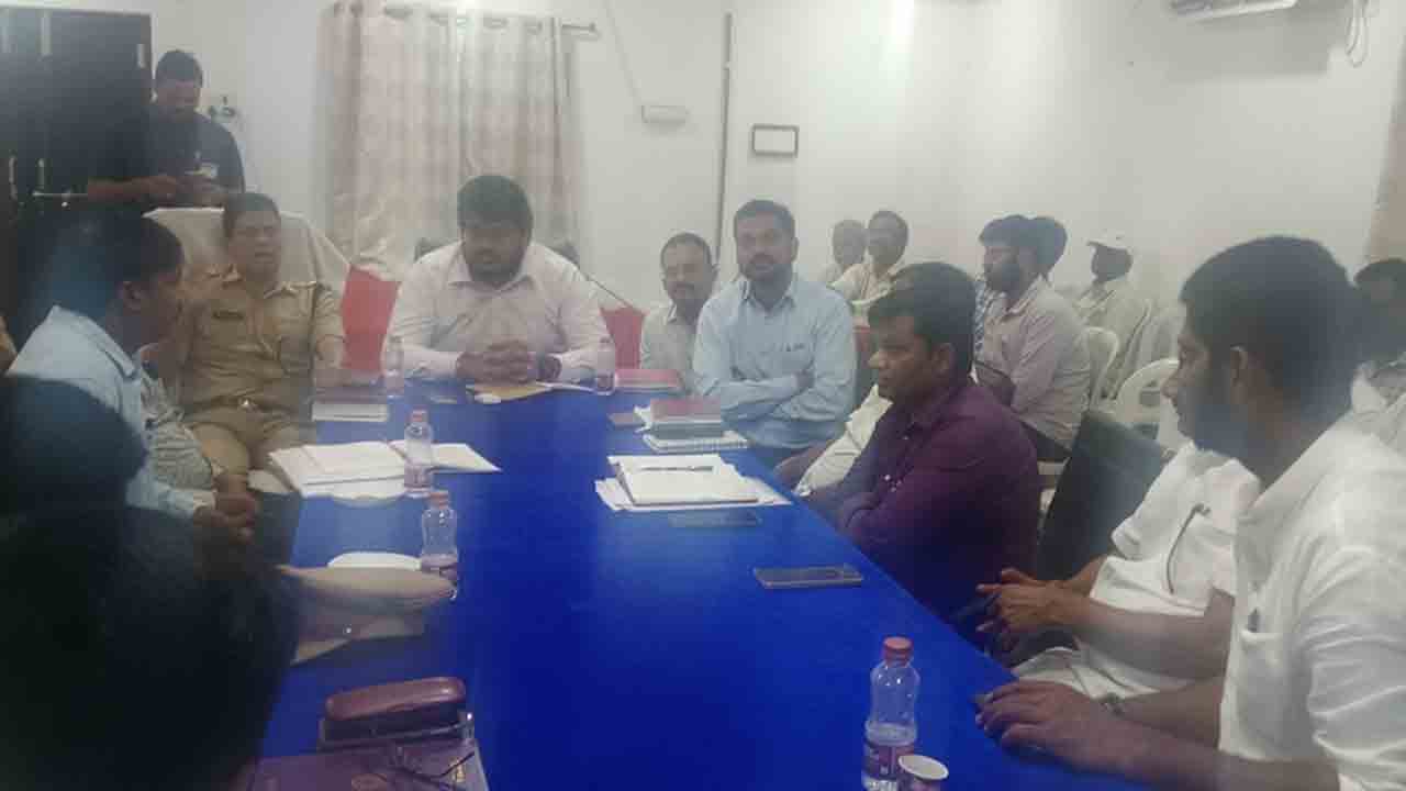 Street Vendors | వీధి దుకాణాల తరలింపునకు సహకరించాలి : సబ్ కలెక్టర్ నారాయణ అమిత్