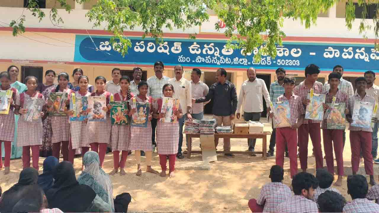 Students | పరీక్షల వేళ.. విద్యార్థులకు ప్యాడ్లు, పెన్నులు అందించిన టీచర్‌