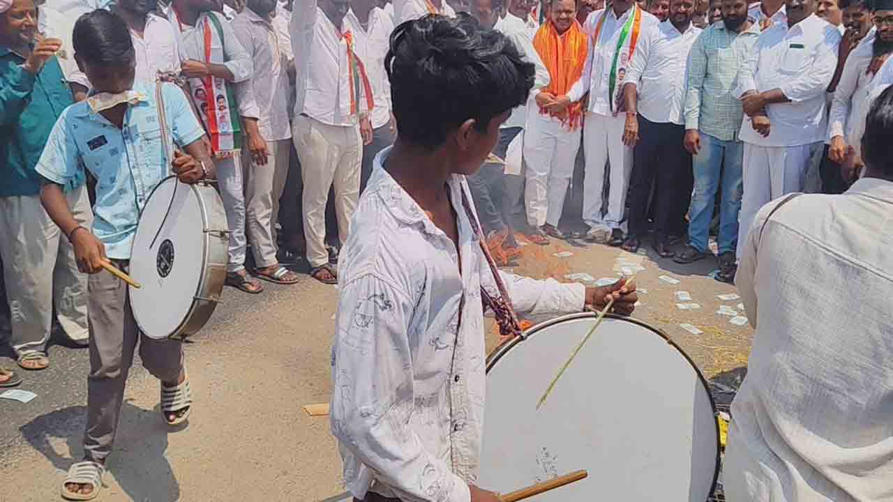 Students | విద్యార్థులతో డప్పు కొట్టించిన కాంగ్రెస్‌ నేతలు.. చర్యలకు బీఆర్‌ఎస్ డిమాండ్‌