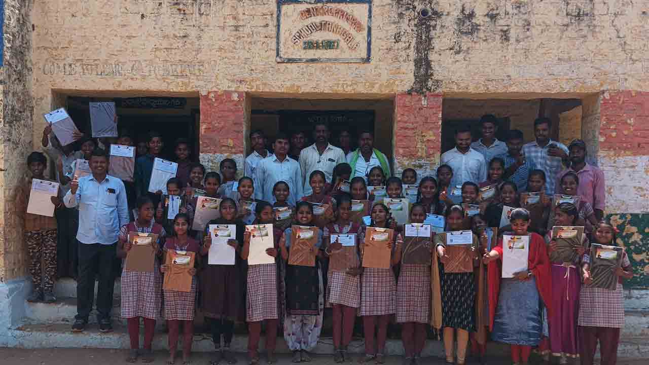 10th Class Students | పరీక్షల వేళ.. పదో తరగతి విద్యార్థులకు పరీక్షా సామాగ్రి పంపిణీ