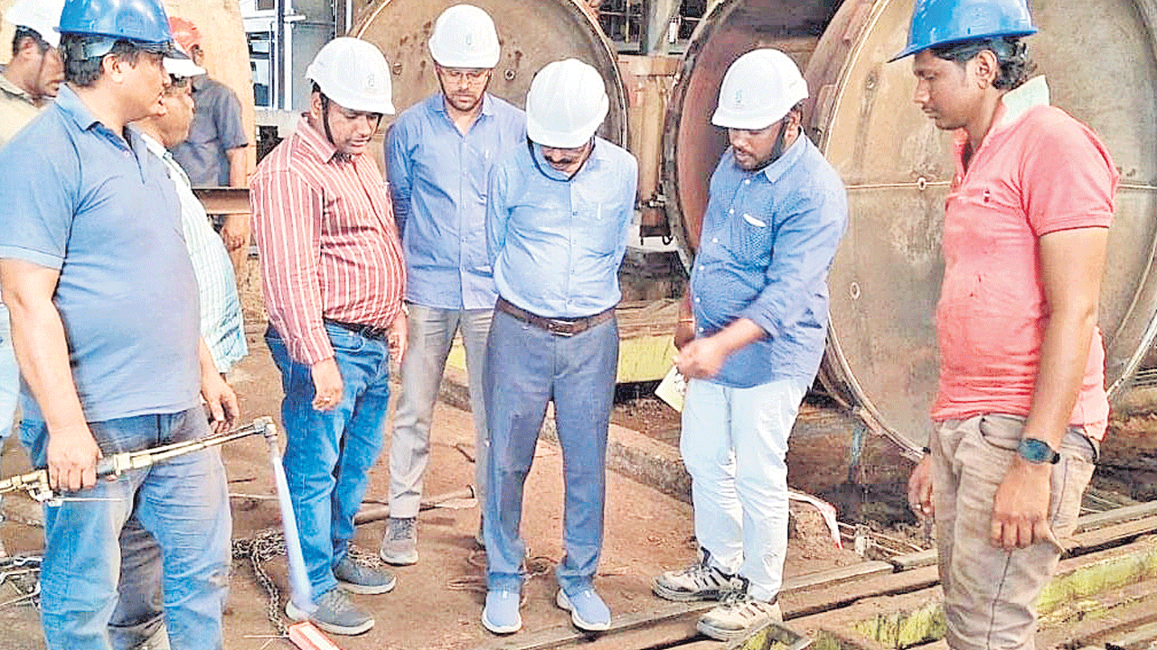 పామాయిల్‌ ఫ్యాక్టరీని సందర్శించిన జీఎం