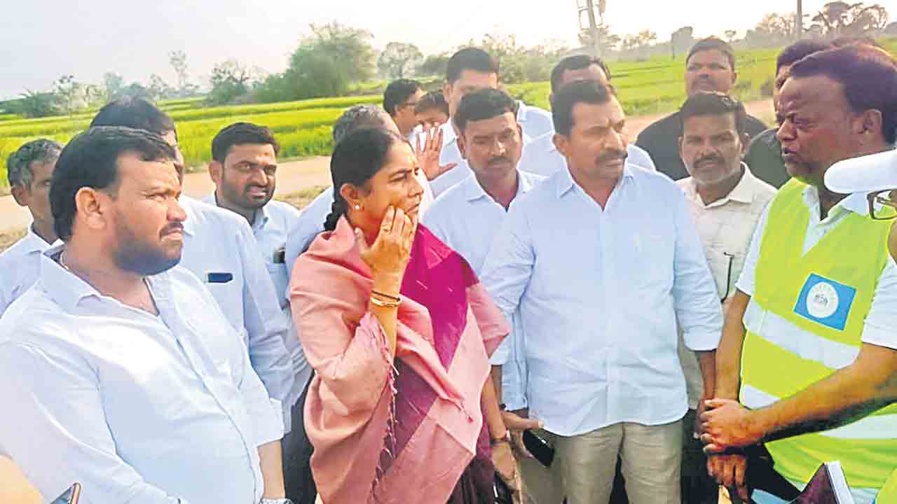 బాధితులను ఆదుకోవాలి