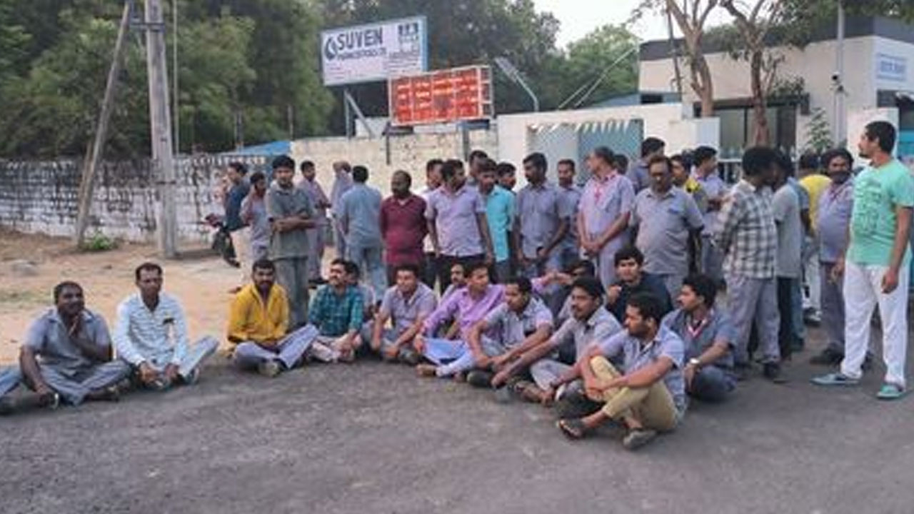 Suven Pharma | 20 రోజులకే జీతాలు.. సువేన్ ఫార్మా ఎదుట కార్మికుల ఆందోళన