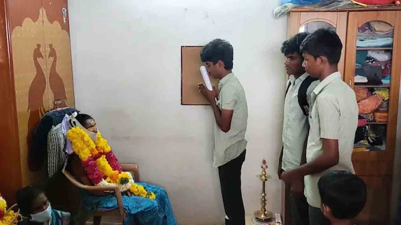 Sunil Kumar | పరీక్షకు బయలుదేరుతుండగా తల్లి మృతి.. ఎగ్జామ్‌ రాసొచ్చి అంత్యక్రియల్లో పాల్గొన్న విద్యార్థి!