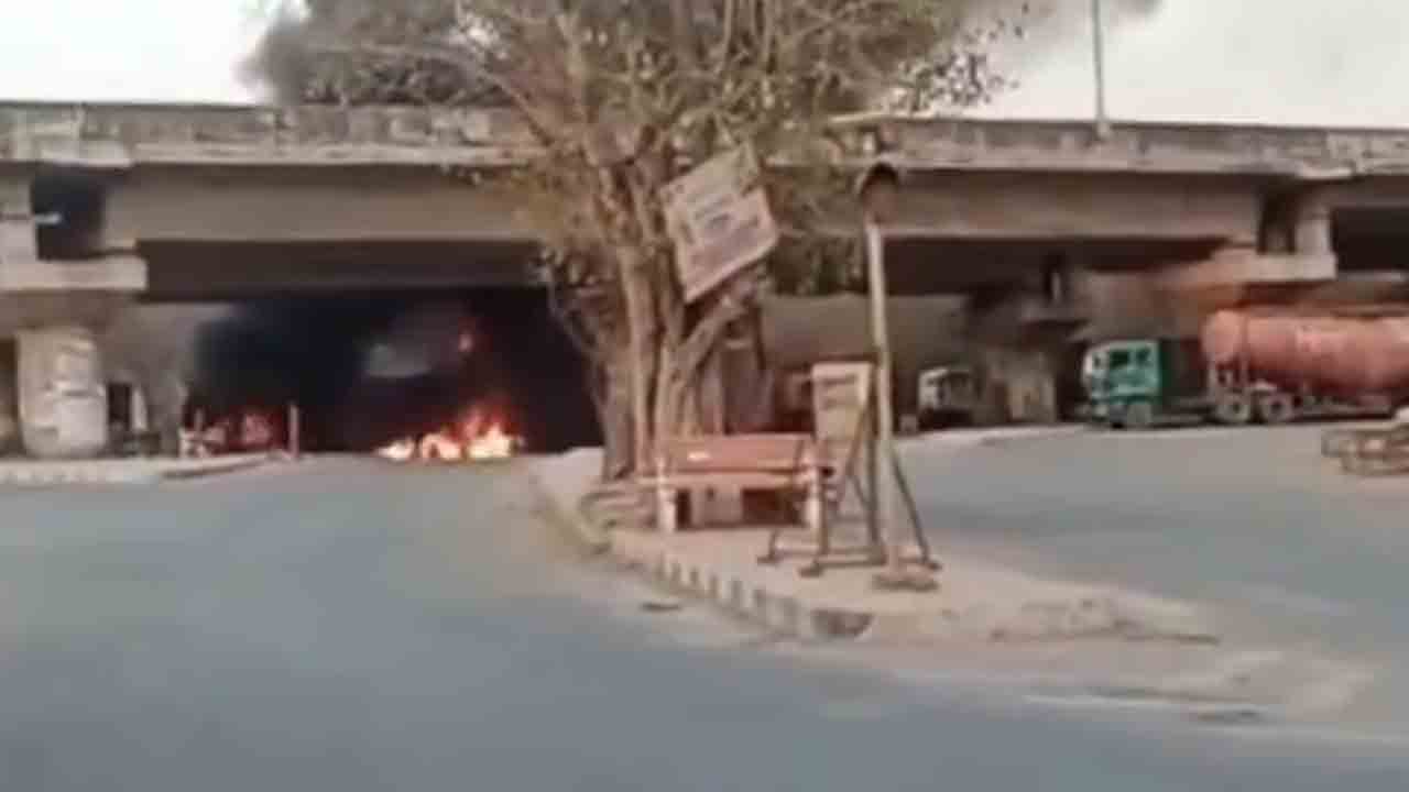 Watch: ట్యాంకర్లను ఢీకొట్టిన మరో ట్యాంకర్‌.. మంటలు చెలరేగడంతో ఒకరు మృతి