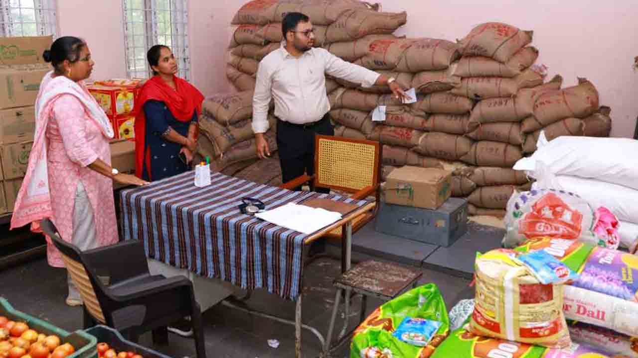 Collector Tejas Nandlal Pawar | విద్యార్థులకు నాణ్యమైన భోజనం అందించాలి : జిల్లా కలెక్టర్ తేజస్ నంద్ లాల్ పవార్