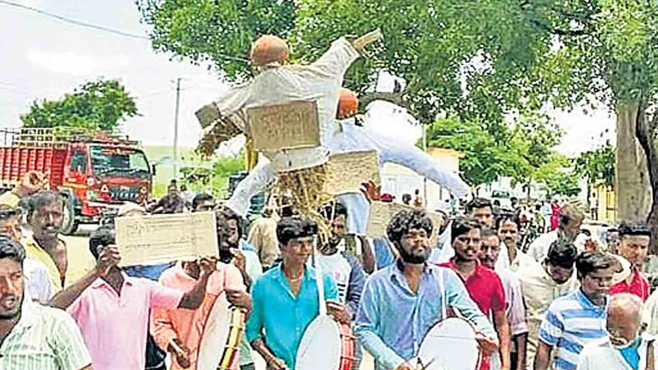 అంబేద్కర్‌ కొటేషన్లు.. దళితబంధుకు తూట్లు