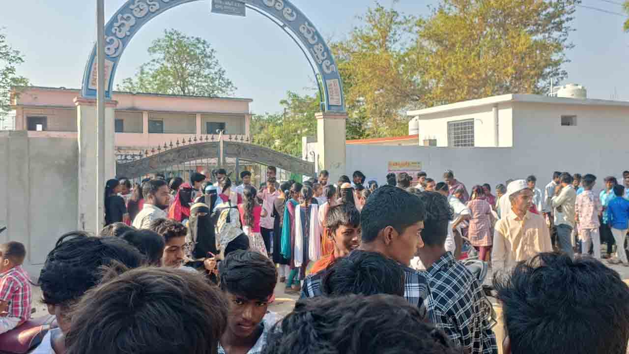 మక్తల్‌లో ప్రశాంతంగా ముగిసిన పదవ తరగతి ఫస్ట్‌ లాంగ్వేజ్‌ పరీక్ష