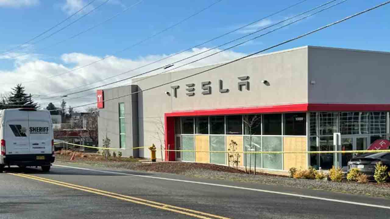 Tesla Showroom | ఎలాన్‌ మస్క్‌పై తీవ్ర వ్యతిరేకత.. టెస్లా షోరూంపై కాల్పులు