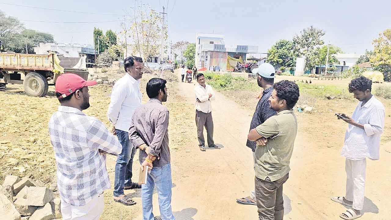 రెండురోజుల్లో నీటి సమస్య పరిష్కారం.. తొర్తిలో పర్యటించిన అధికారులు