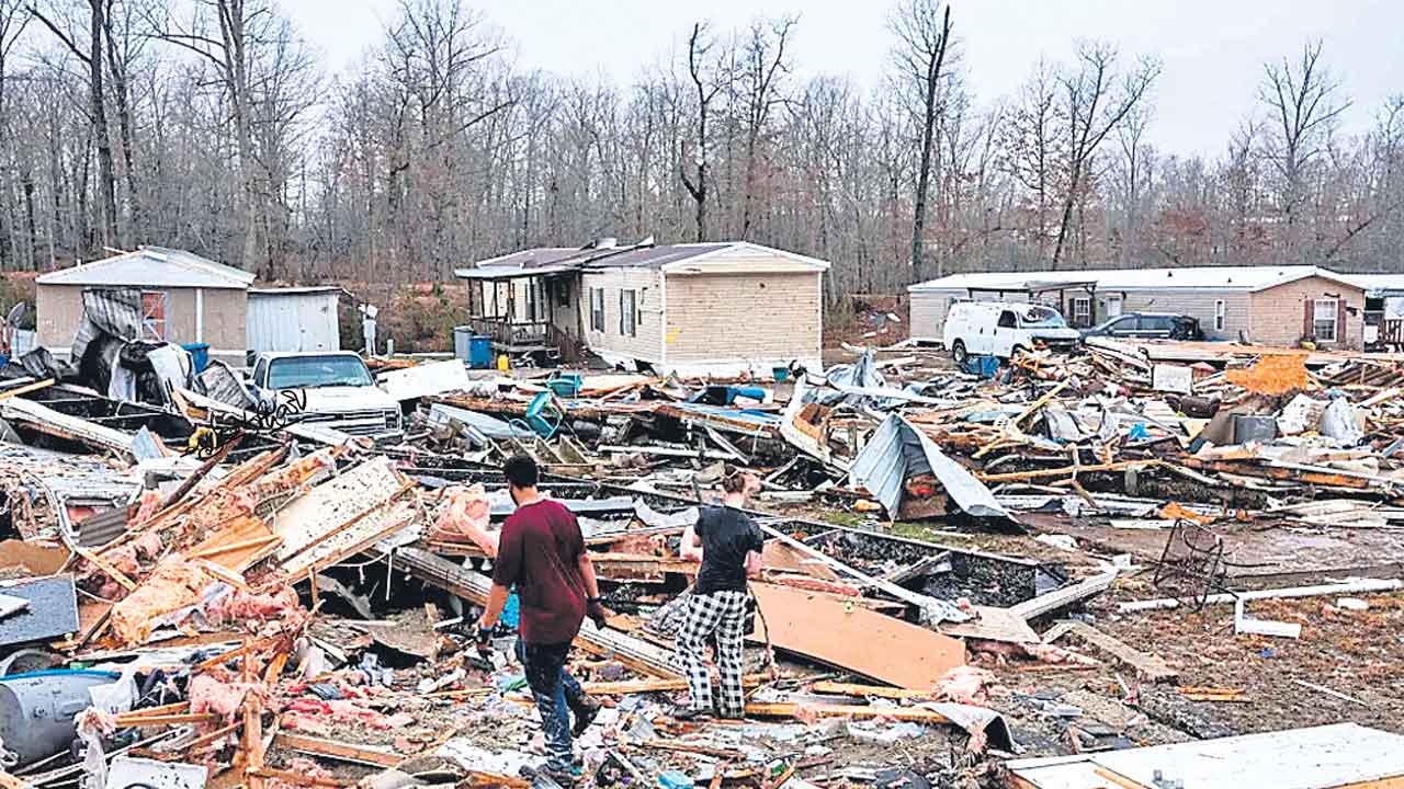 Tornadoes | అమెరికాను వణికిస్తున్న టోర్నడోలు.. 35 మంది మృతి