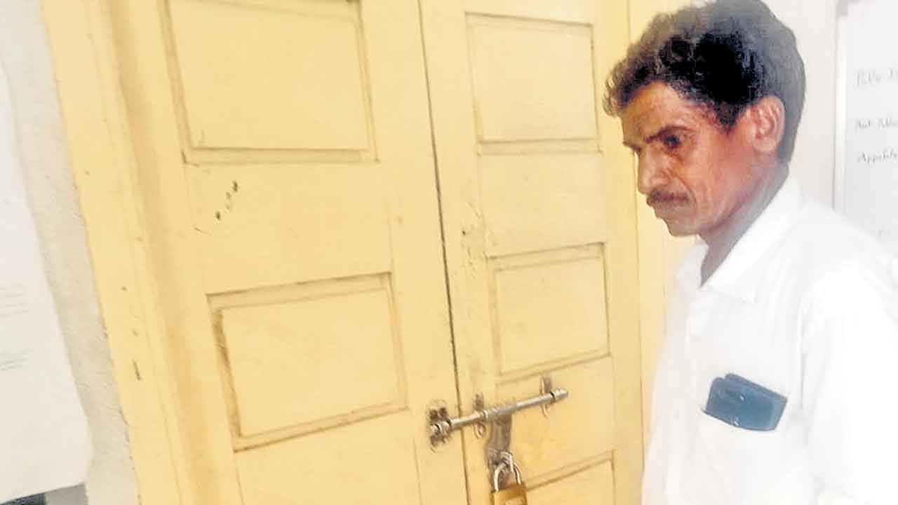 తహసీల్‌ సిబ్బందిపై ట్రాక్టర్‌ డ్రైవర్ల దౌర్జన్యం