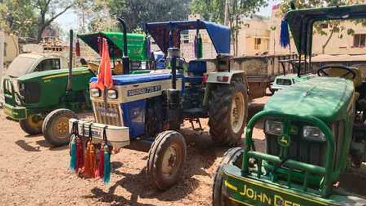 Sand Tractors Seize | మూడు ఇసుక ట్రాక్టర్లను పట్టుకున్న మాచారెడ్డి పోలీసులు