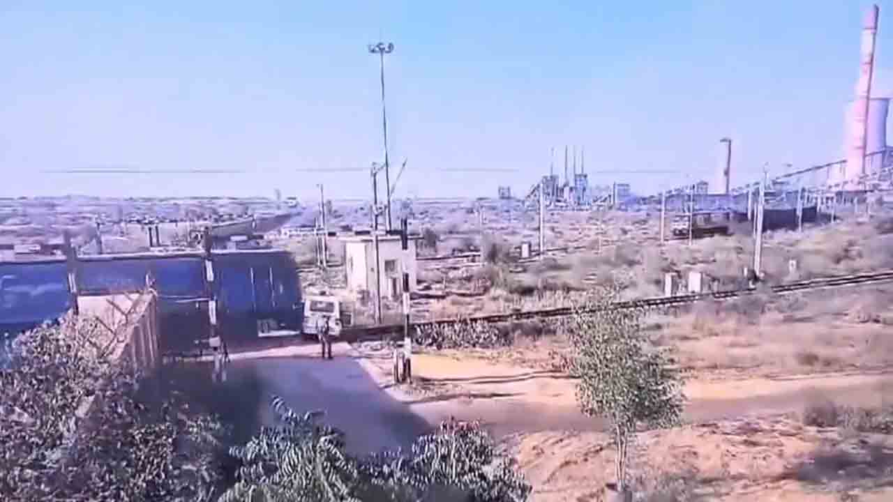 Watch: రైలు పట్టాల వద్ద చిక్కుకున్న ఎస్‌యూవీ.. ఢీకొట్టిన రైలు, తర్వాత ఏం జరిగిందంటే?