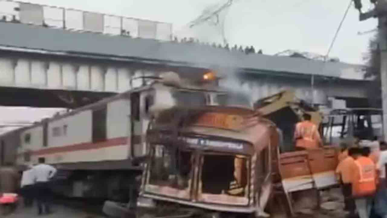 Watch: లారీని ఢీకొట్టిన రైలు.. తర్వాత ఏం జరిగిందంటే?