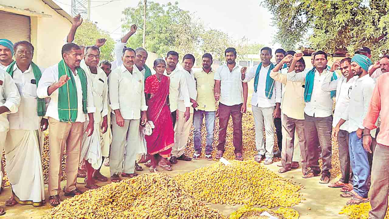 మెట్‌పల్లిలో పసుపు రైతుల నిరసన