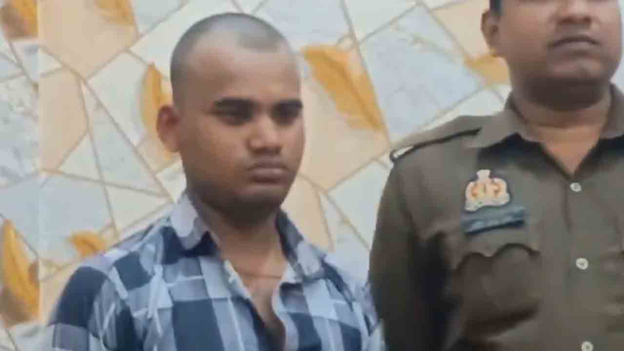 Man Kills Girlfriend, Takes Dip In Ganga | ప్రియురాలిని చంపిన వ్యక్తి.. పాప పరిహారం   కోసం గుండు చేయించుకుని గంగా నదిలో స్నానం