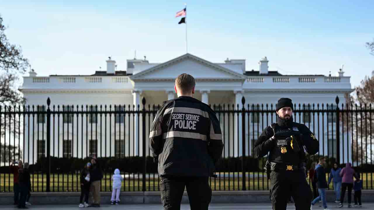 వైట్‌హౌస్‌ వద్ద కాల్పులు