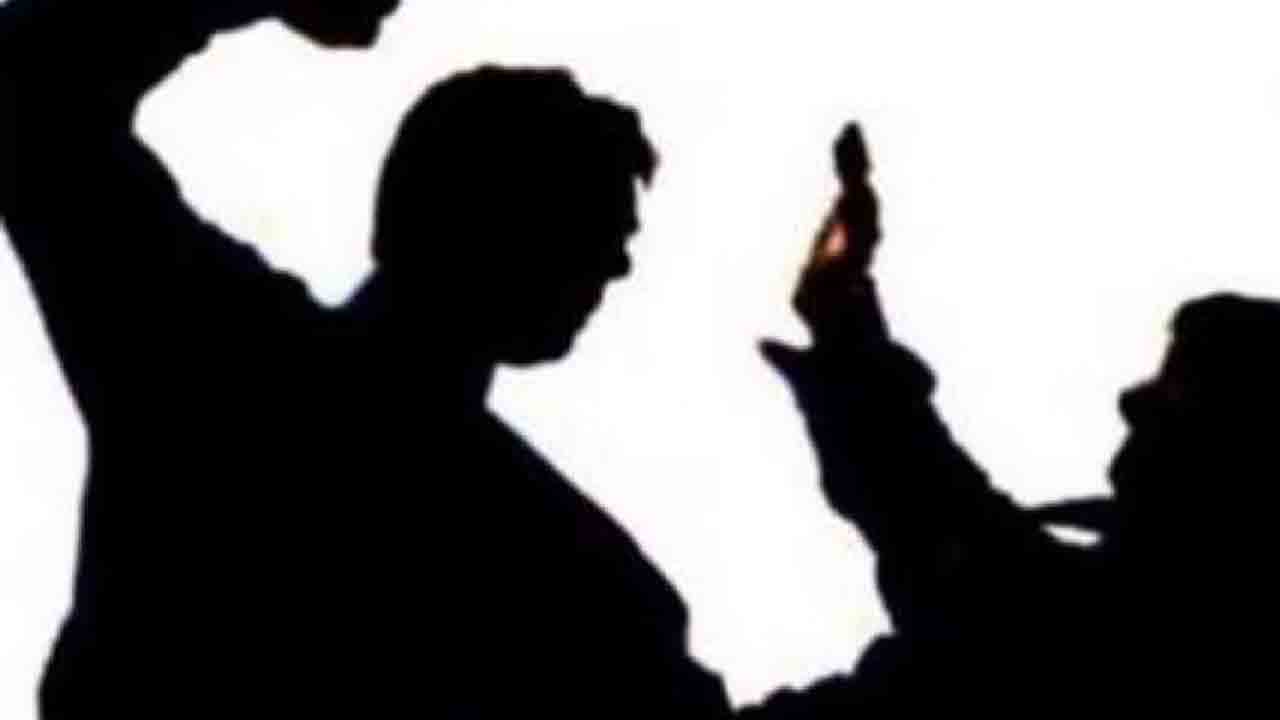 ర్యాష్‌ డ్రైవింగ్‌.. ప్రశ్నించినవ్యక్తిపై దాడి