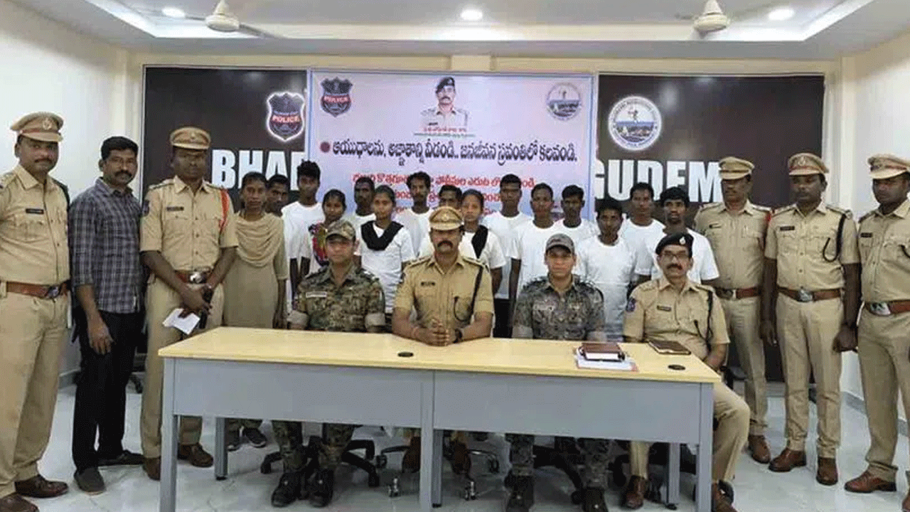 14 మంది మావోయిస్టుల లొంగుబాటు భద్రాద్రి ఎస్పీ వెల్లడి