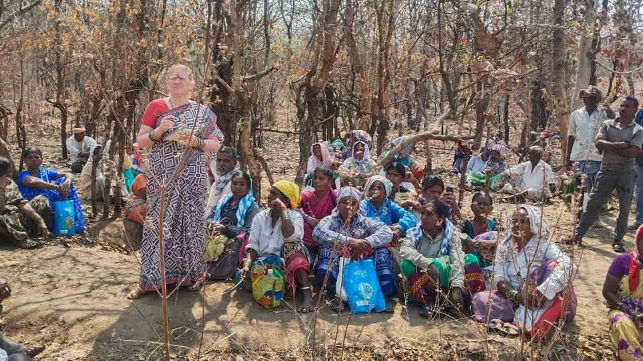Upadhi Coolies | నెల రోజులు దాటినా కూలీ డబ్బులివ్వరా..? : సీఐటీయూ నాయకురాలు బాలమణి