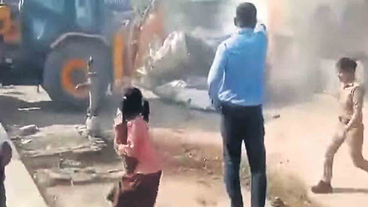 ప్రాణం కన్నా పుస్తకాలే మిన్న!