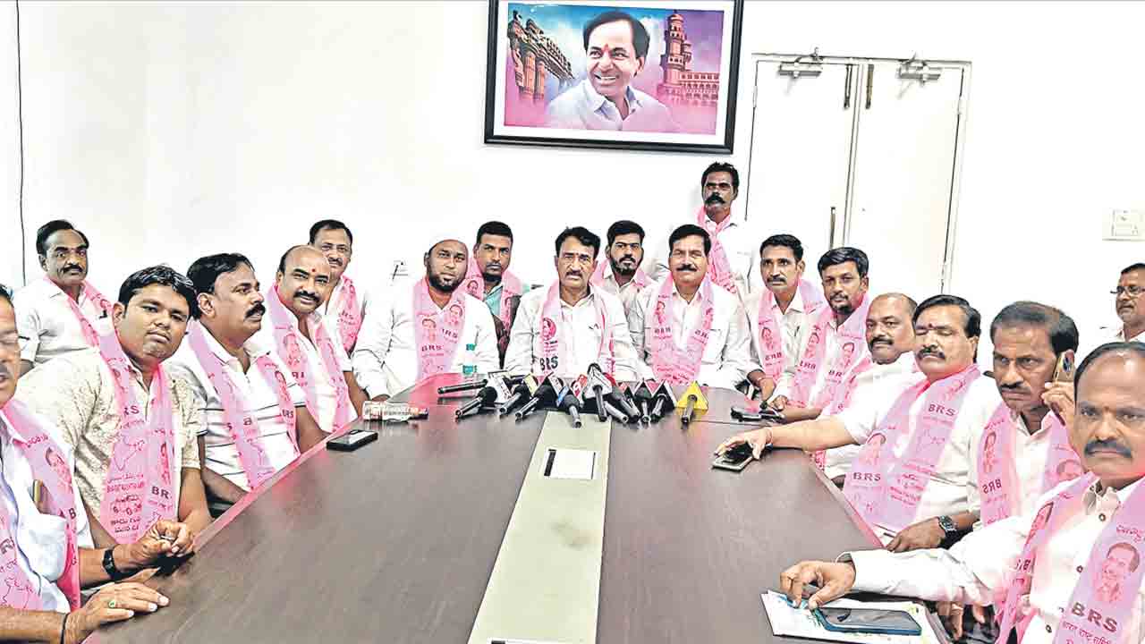 పాలన చేతకాక చిల్లర విమర్శలు