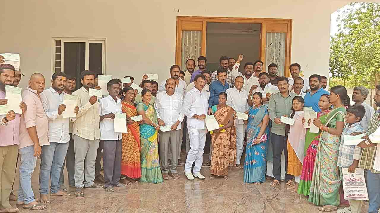 Vanteru Pratap Reddy | కేసీఆర్ ప్రభుత్వం గరిష్ట మొత్తాన్ని ఇచ్చేది.. సీఎంఆర్ఎఫ్ చెక్కుల పంపిణీలో వంటేరు ప్రతాప్‌ రెడ్డి