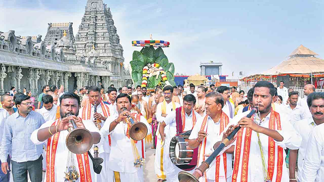 వటపత్రశాయికి వరహాల లాలి..