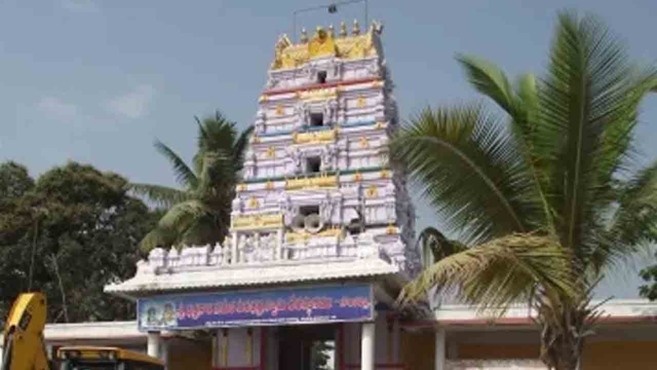 Veerabhadra Swamy Temple | వీరభద్రస్వామి గర్భగుడి ద్వారాలకు భారీ విరాళం