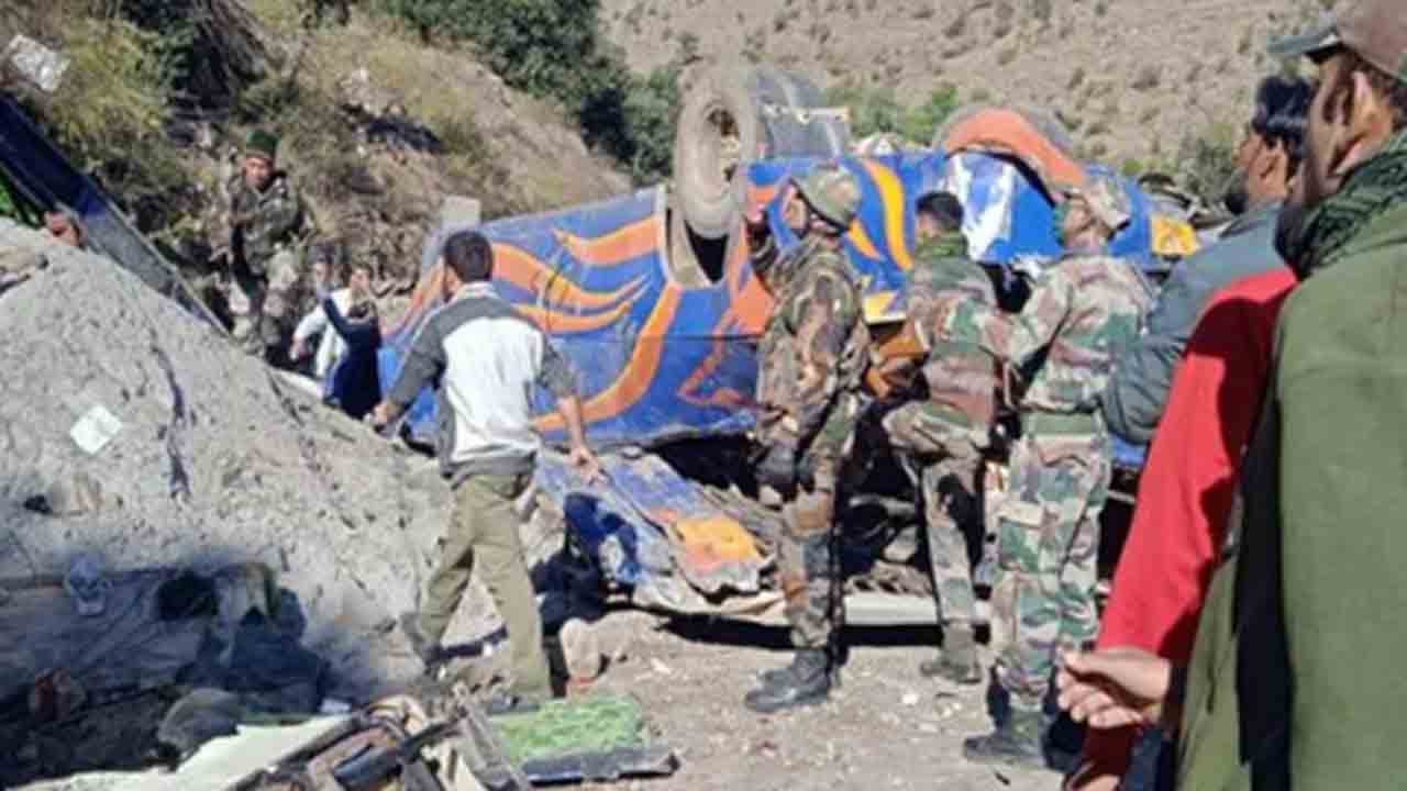 Bus Falls Into Gorge | లోయలో పడిన ఐఐటీ విద్యార్థులున్న బస్సు.. పది మందికి   గాయాలు