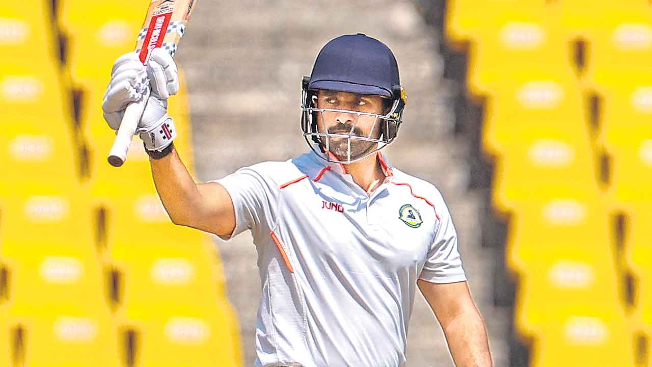 కరణ్‌ అజేయ సెంచరీ