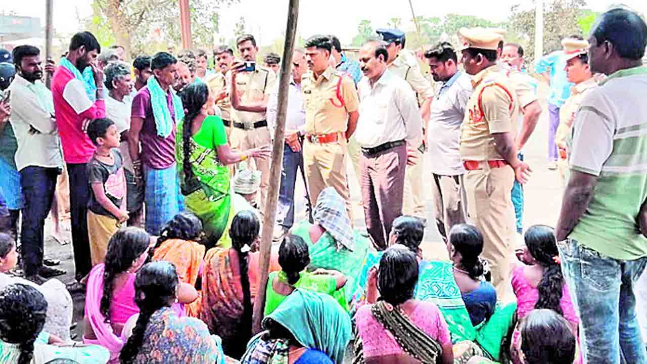 తిండి, నీళ్లు లేక అల్లాడుతున్నాం