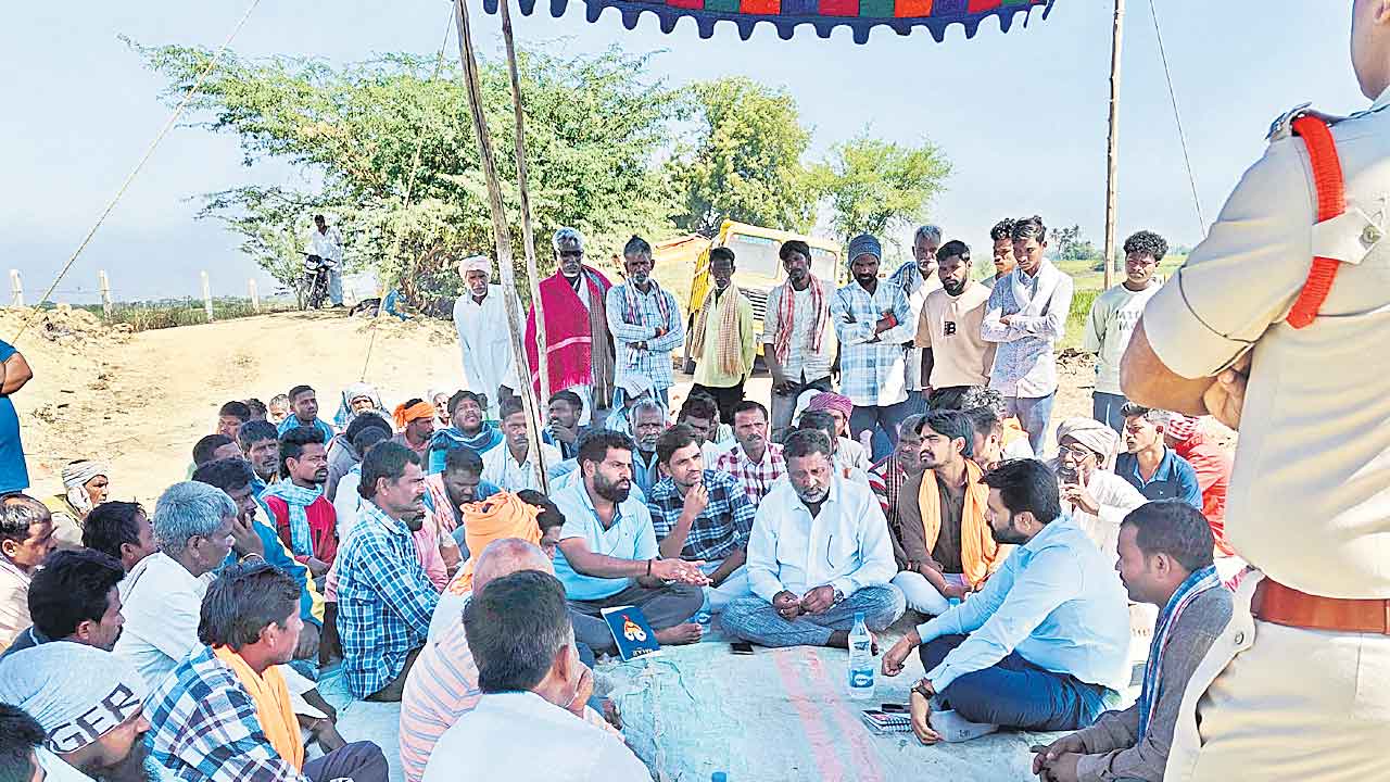 మొరం తవ్వకాలపై ఆందోళన