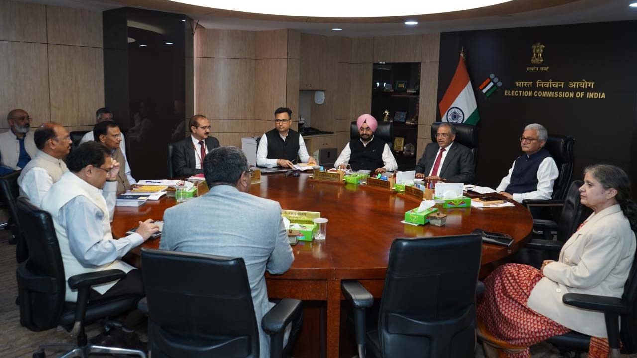 Voter ID-Aadhaar Link | ఓటర్‌ ఐడీతో ఆధార్‌ లింక్‌.. సీఈసీ, కేంద్ర హోంశాఖ కార్యదర్శి కీలక భేటీ..!