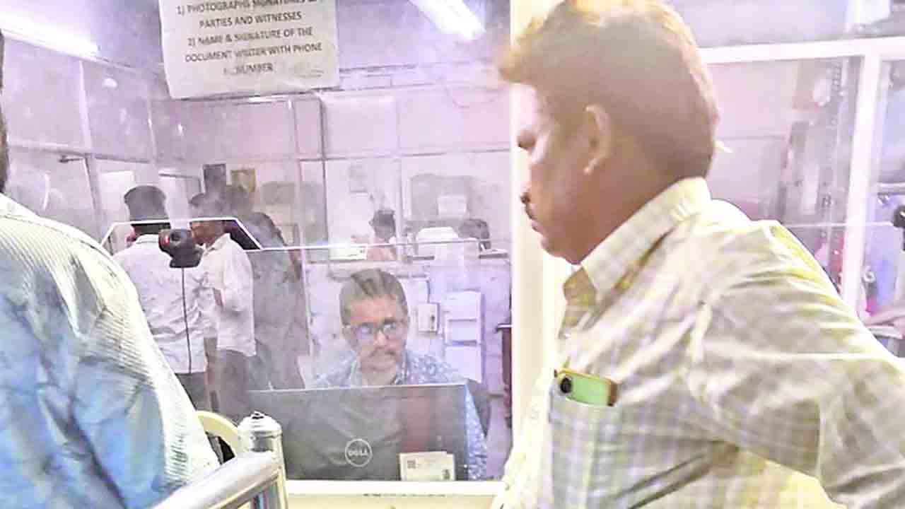 రిజిస్ట్రేషన్‌ ఆఫీసులో ప్రైవేట్‌ హవా