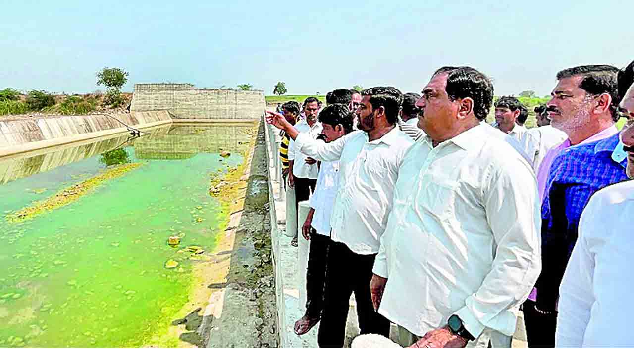 పంటలు పరిశీలించి.. రైతులను ఓదార్చి