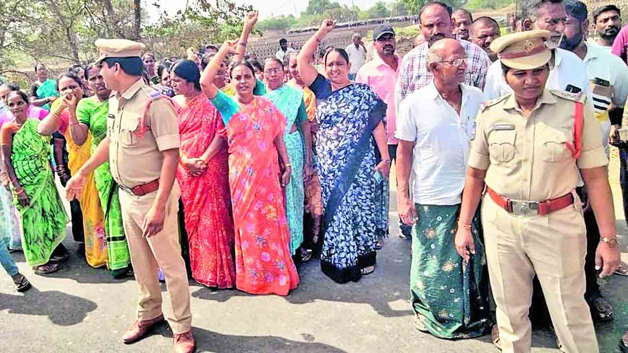 భూమిస్తారా? డబ్బులిస్తారా?