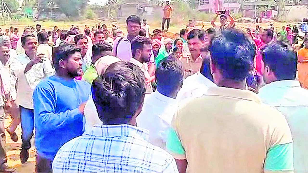 భూ వివాదంలో ఇరువర్గాల ఘర్షణ