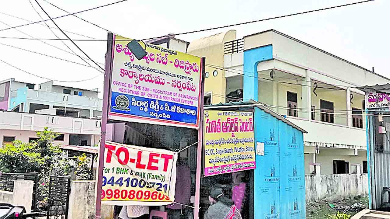 అక్కడ అంతా వారే..!