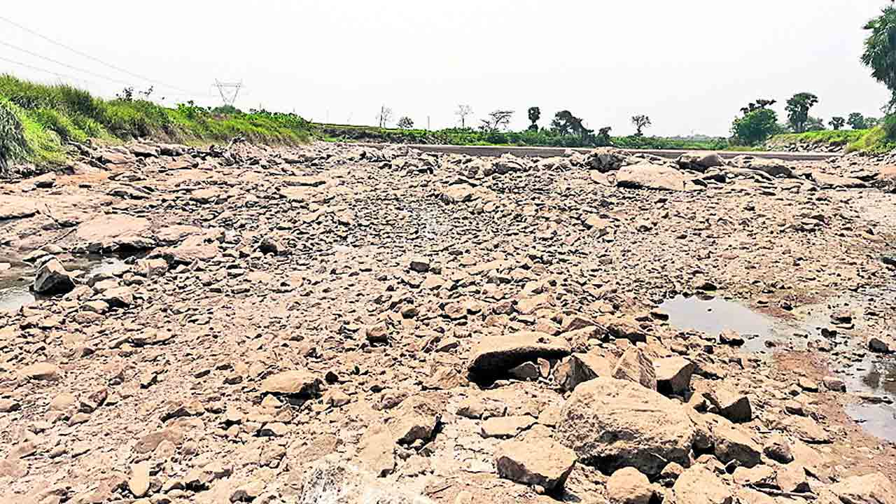 నాడు జీవనదిలా.. నేడు ఎడారిలా