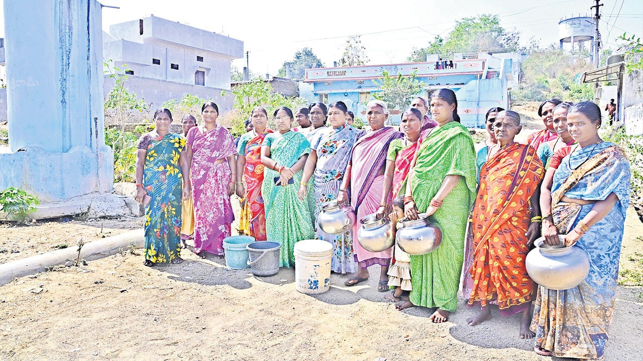 తాగునీటి కోసం ధర్నా