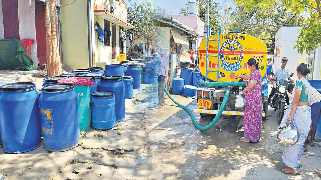 అడుగంటుతున్న జలం.. కష్టాల్లో జనం